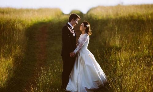 Casal abraçados no campo