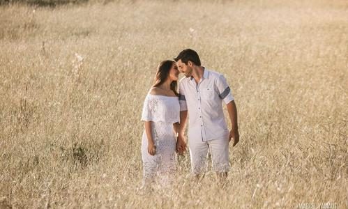 Casal caminhando na relva