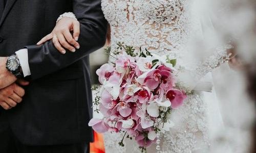 Noivos de mãos dadas no altar