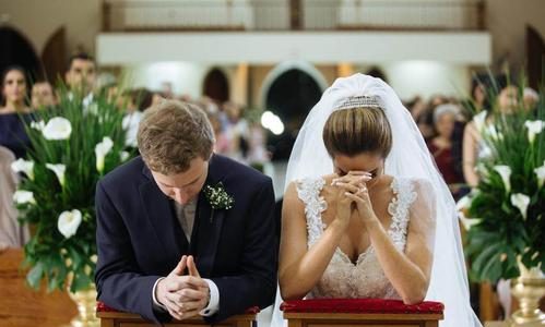 Noivos rezando no altar