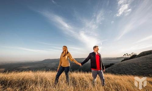 Foto do casal com background do campo