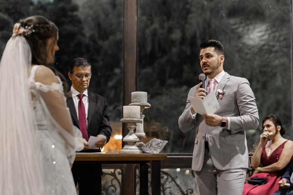Noivo dizendo belas palavras