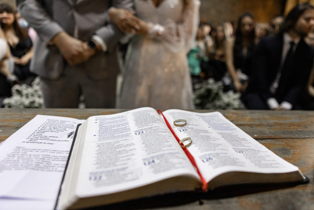 Momento das alianças no casamento