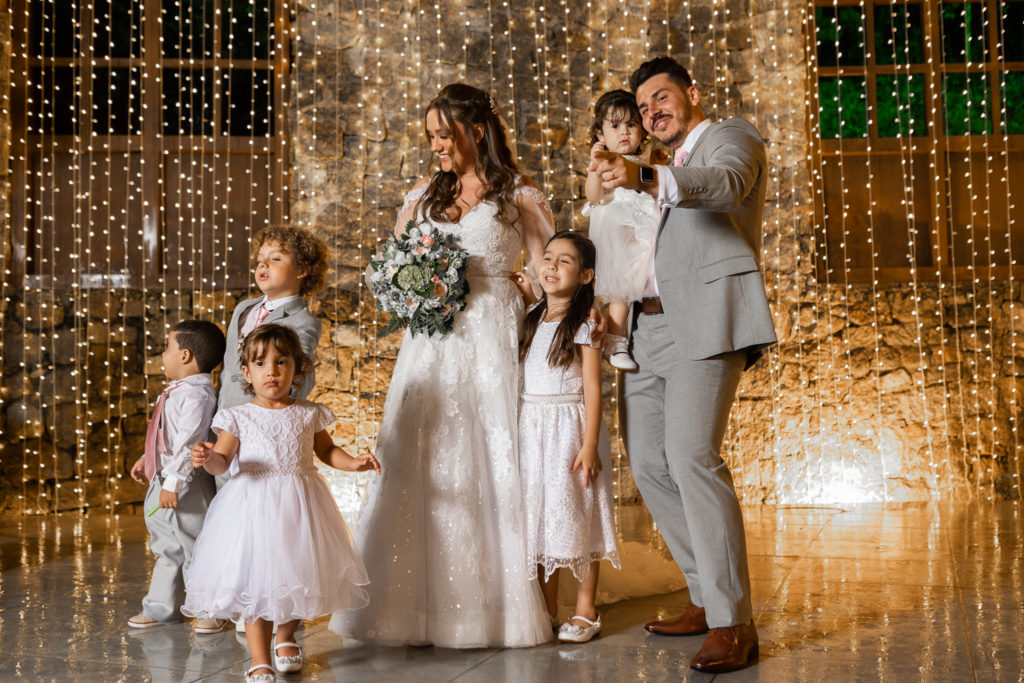 Casamento lindo com crianças felizes
