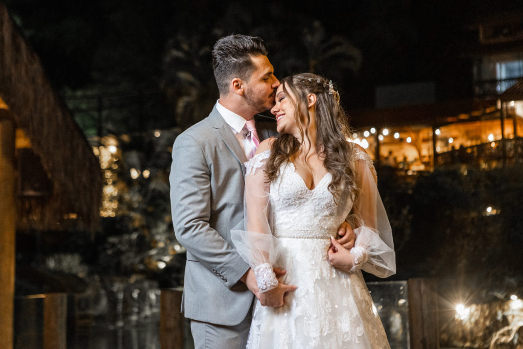 Noivos após cerimonia de casamento