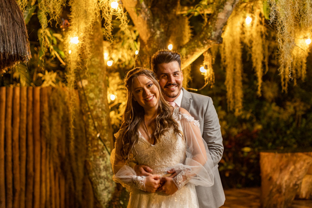 Noivos felizes com o casamento