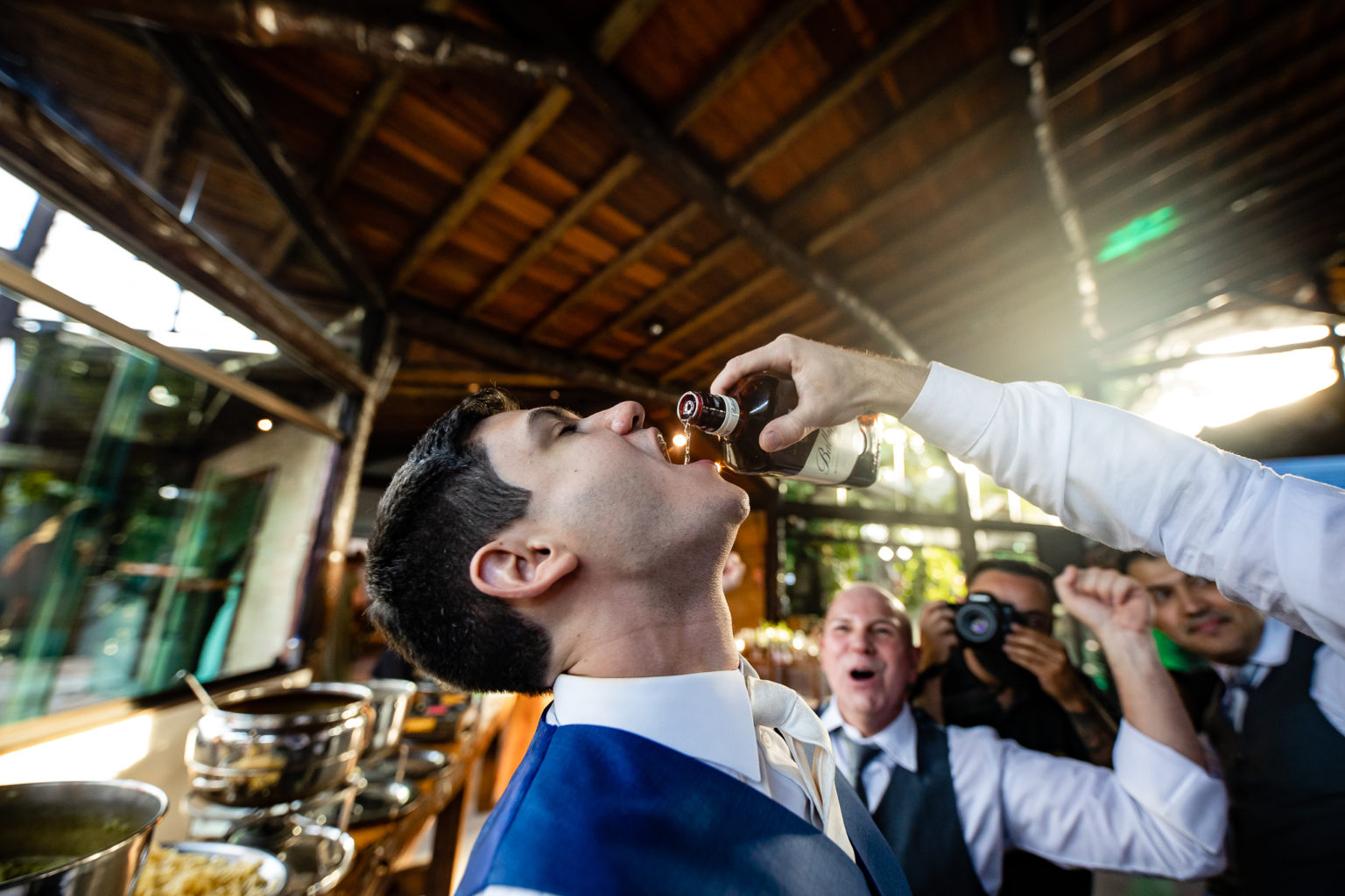 Noivo tomando na festa