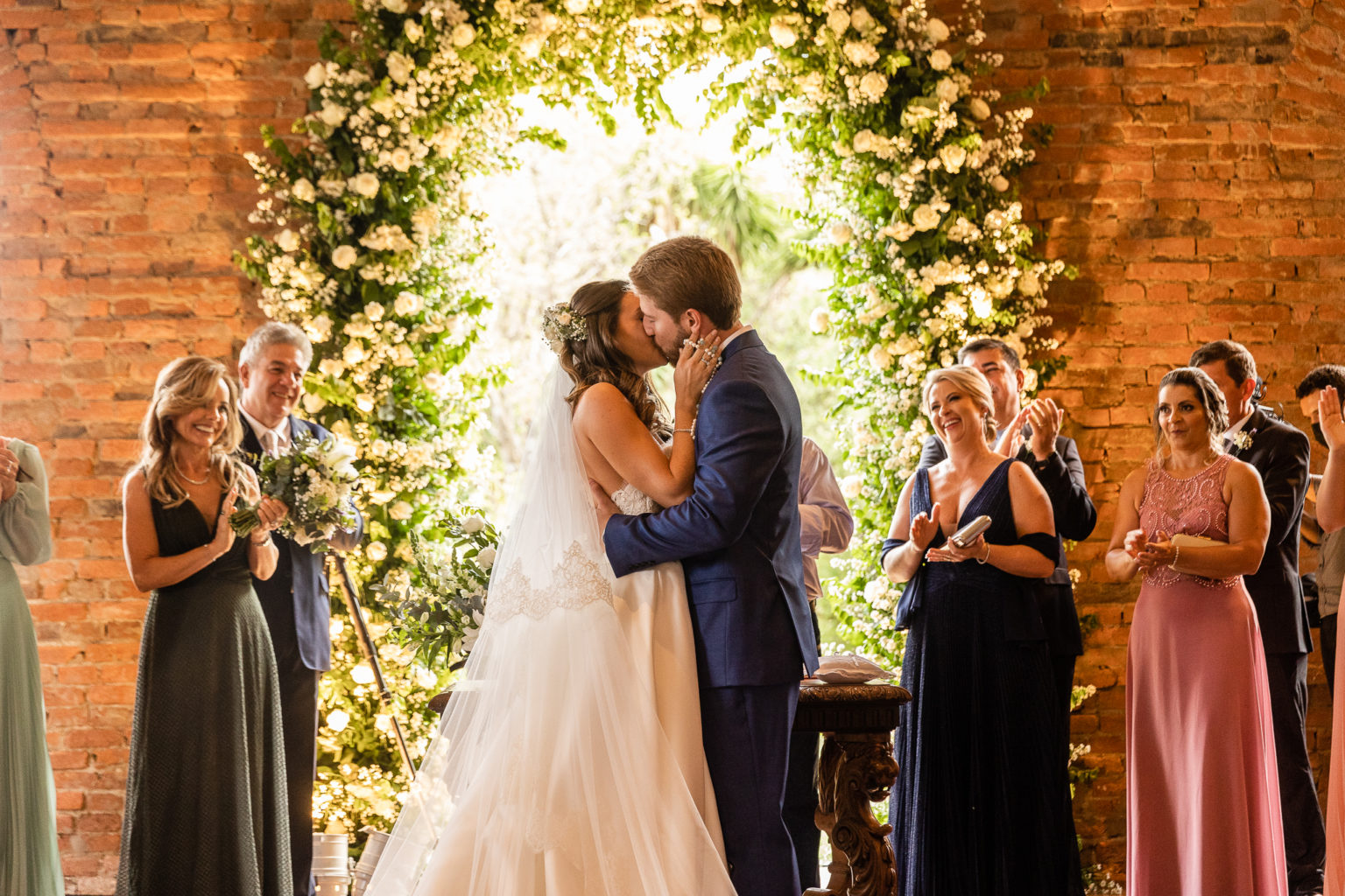 Hora do beijo no casamento