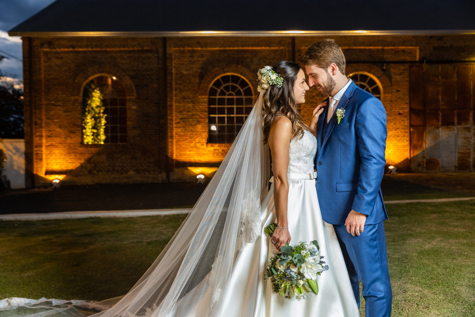 Noivos se olham após cerimonia de casamento