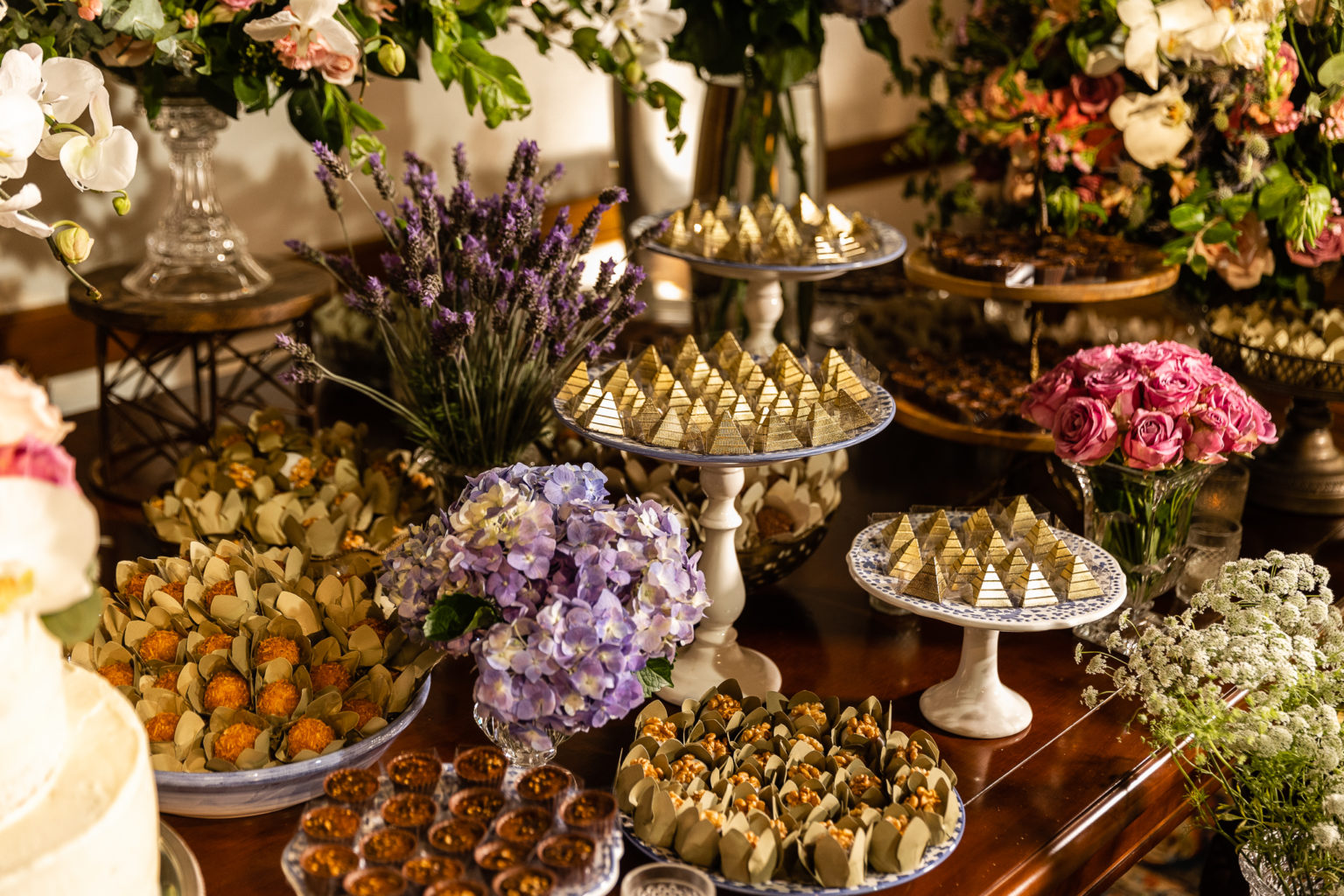 Doces finos na mesa