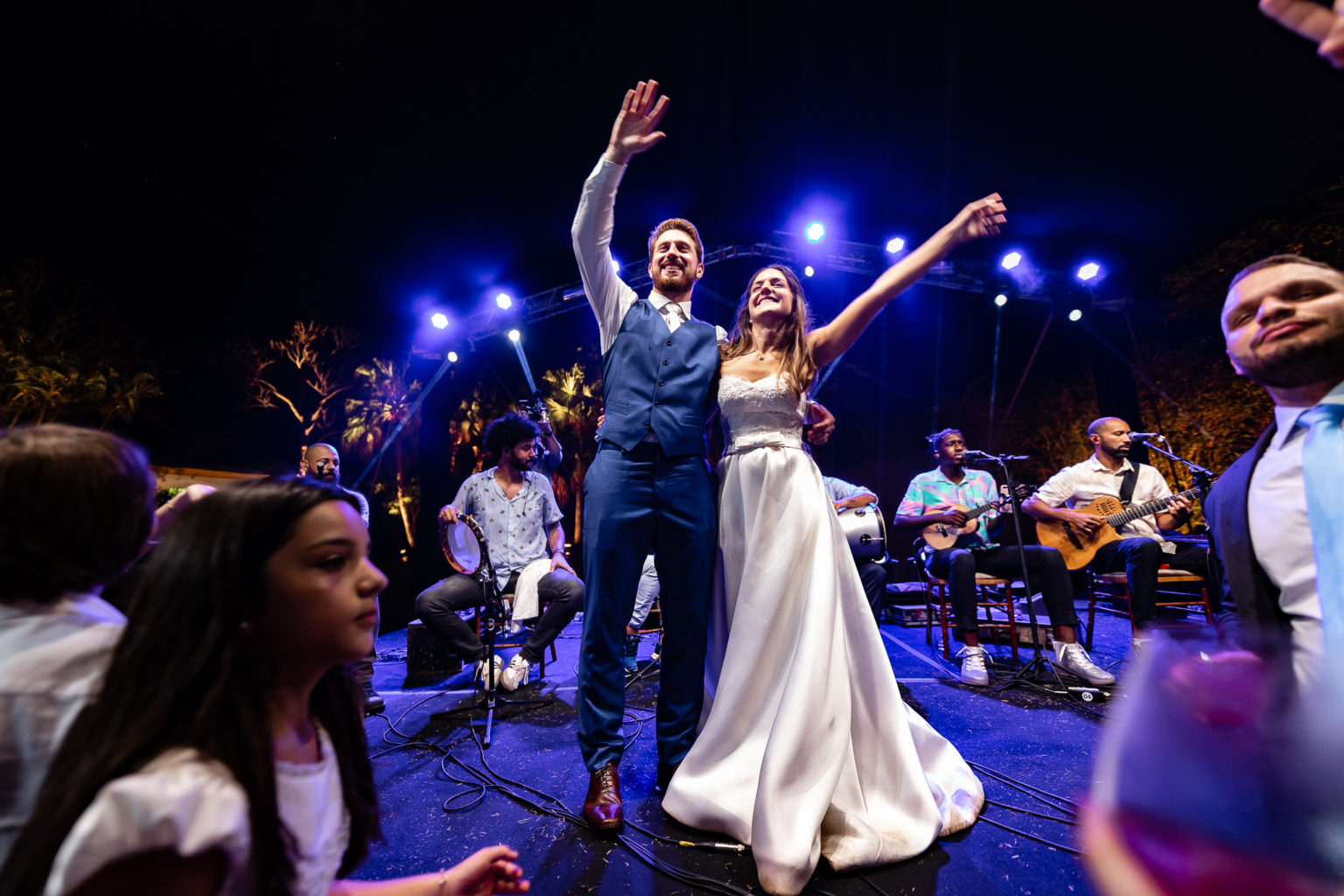 Noivas dançam na pista no casamento