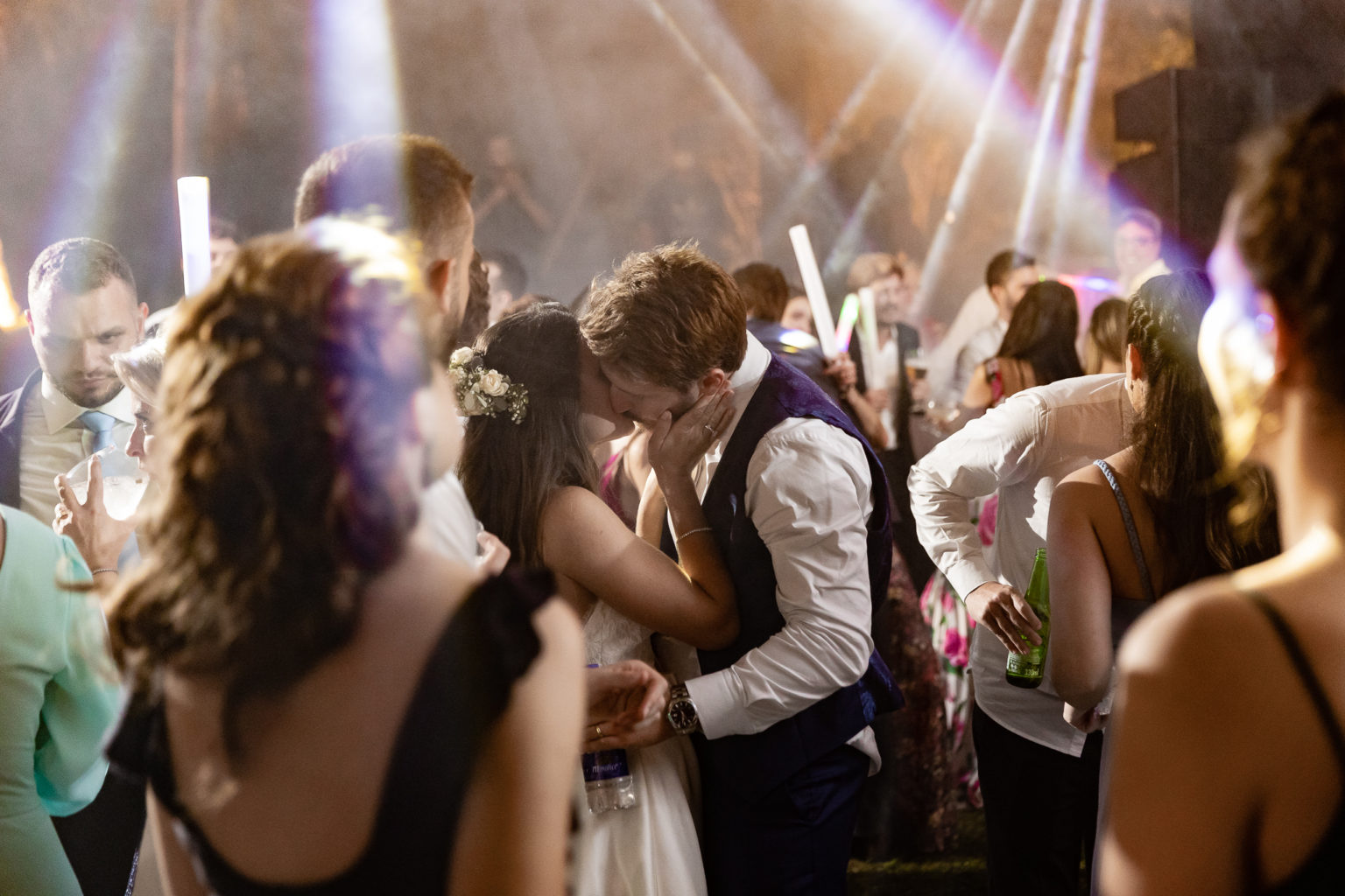 Festa rolando e casal se beijando